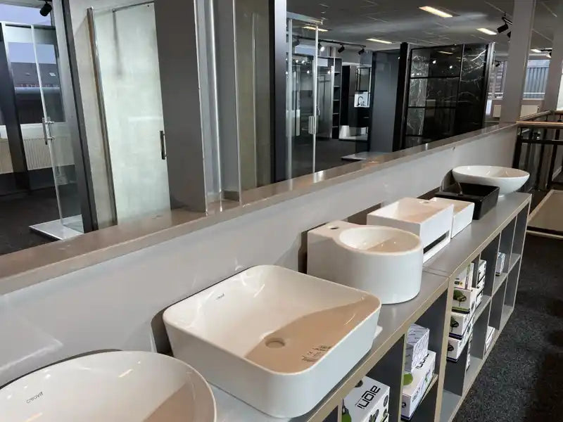 Waskommen en wastafels in de showroom