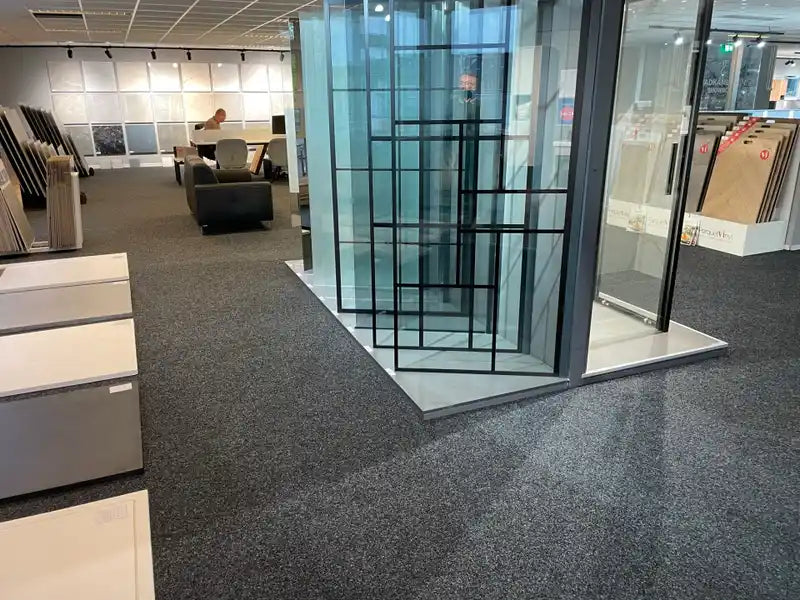 Inloopdouches en tegels in de showroom