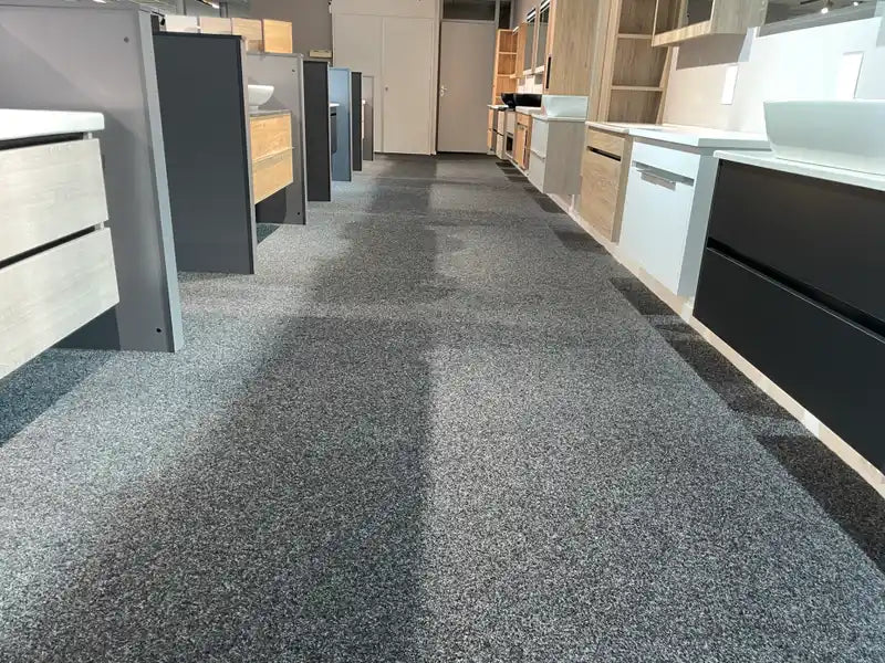 Badkamermeubels in de showroom van Badkamertien